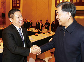 十九届中央政治局常委，第十三届全国政协主席汪洋与周海江握手合影